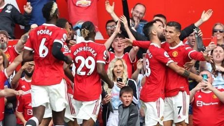 Cristiano celebra su regreso al Manchester United con doblete y el liderato