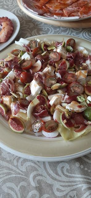 ENSALADA DE HIGOS, JAMON Y QUESO DE CABRA CON VINAGRETA DE GRANADA ENSALADA DE HIGOS, JAMON Y QUESO DE CABRA CON VINAGRETA DE GRANADA