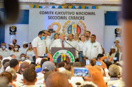 Bernabé Gutiérrez abrazando al pueblo ADeco conmemoró los 80 años de AD