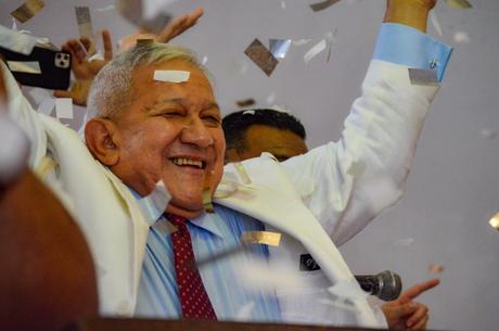 Bernabé Gutiérrez abrazando al pueblo ADeco conmemoró los 80 años de AD