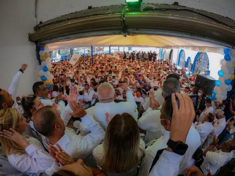 Bernabé Gutiérrez abrazando al pueblo ADeco conmemoró los 80 años de AD