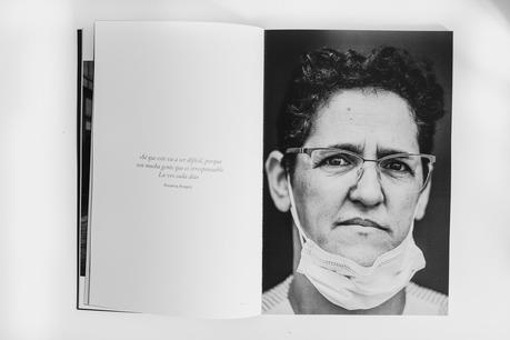 Fotolibro 'La Segunda Línea' impreso con tinta White y CMYK en Impresum