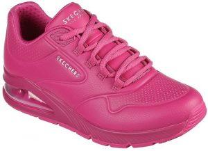 Deportivas de Skechers. Todas las marcas han sacado alguna pieza de colores Pantone para el otoño. Colores para el Otoño-Invierno 2021/22 según Pantone