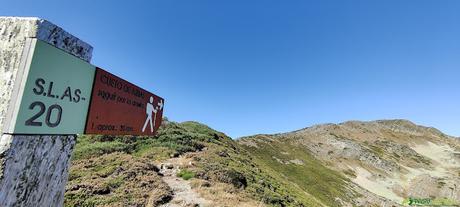 Poste señalizador al Cueto de Arbás en el Collado de Fanetina