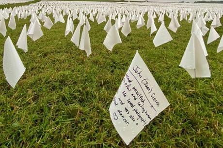 Estados Unidos honra a muertos por Covid-19 con 600 mil banderas blancas en Washington
