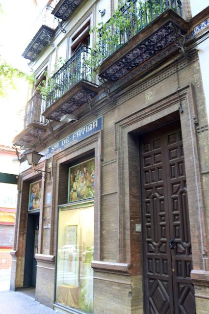 Los azulejos de la Farmacia Nuestra Señora de Fátima.