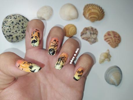 Diseño de uñas degradado con palmeras, ideal para el verano