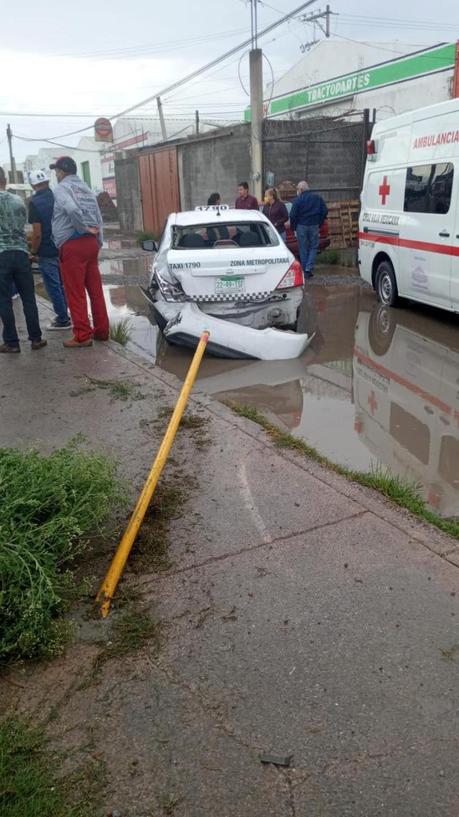 (video) Taxi pierde control y atropella 3 personas en Periférico
