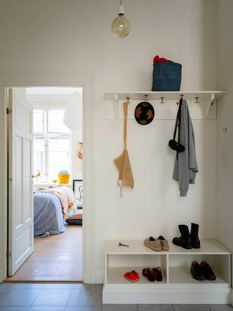 delikatissen vintage decor interiors scandinavian vintage scandinavian tiny open apartment piso nordico abierto vintage eclectic decor decorar con plantas decoración vintage decoración ecléctica decoración clásica decor with plants and books  