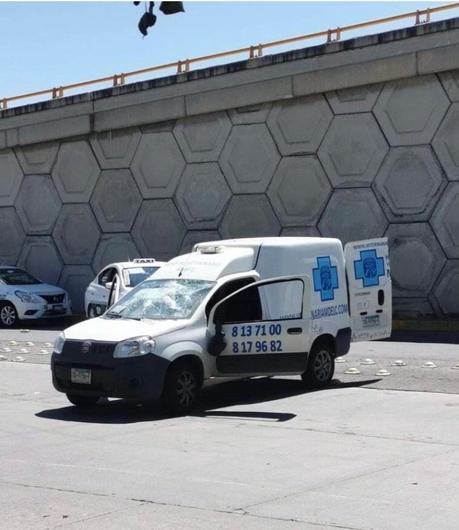 Taxistas bloquean calles de slp y vandalizan autos, exigen concesiones