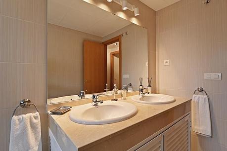 Detalle del lavabo y el espejo del aseo principal