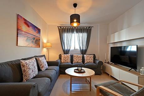 Fotografía del fondo de la sala de estar con luces naturales y artificiales