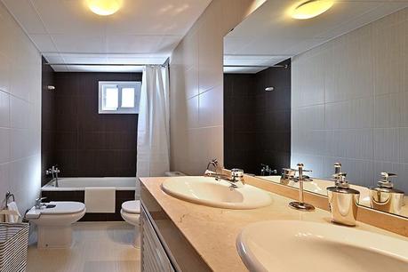 Fotografía de uno de los aseos empleando luces naturales y artificiales