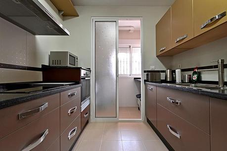 Fotografía de la cocina mezclando luces naturales y artificiales