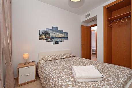 Fotografía del dormitorio secundario usando luces naturales, artificiales de la habitación y relleno con flash