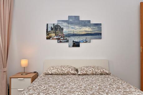 Fotografía de la cama del dormitorio secundario con luces naturales, artificiales de la habitación y relleno con flash