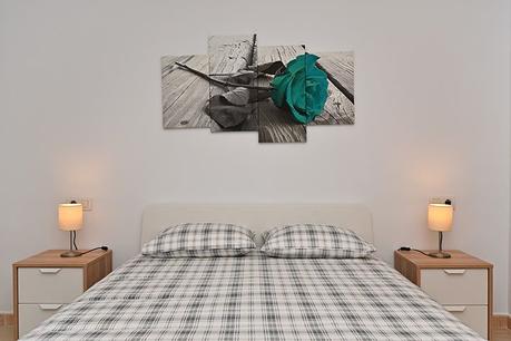 Fotografía de la cama del dormitorio principal con luces naturales, artificiales del cuarto y flash de apoyo