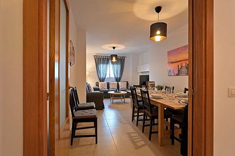 Fotografía de la sala de estar con luces naturales y artificiales