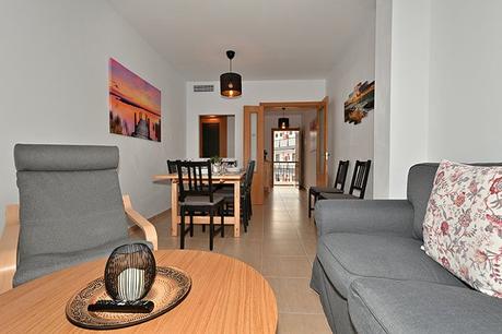 Fotografía de la sala de estar desde el fono con luces naturales, artificiales de la casa y apoyo del flash