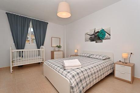 Fotografía del dormitorio principal usando luces naturales, artificiales de la estancia y flash