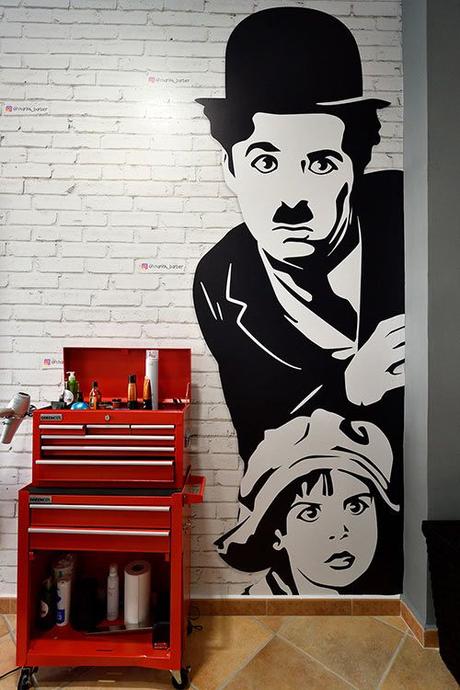 Diseño de logotipo y decoraciones de la peluquería Charlot Barber