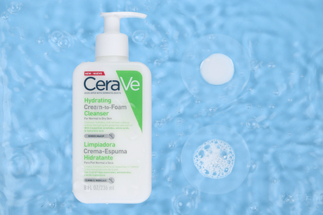 Limpiador en crema hidratante con espuma CeraVe: empaque y textura