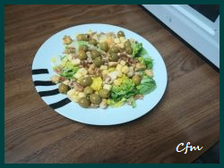 Ensalada de pollo con pasas y nueces