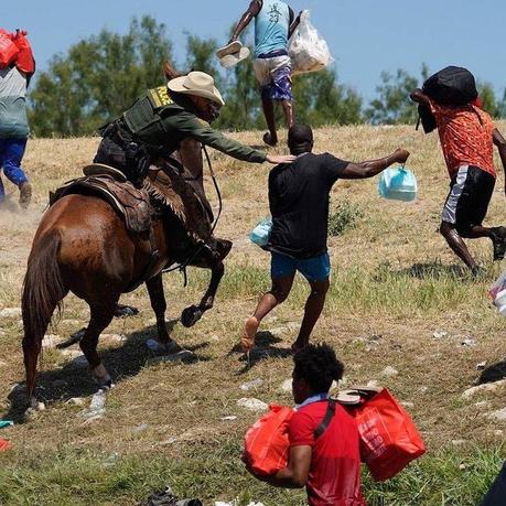 EEUU: Videos e imágenes de agente fronterizos maltratando a migrantes generan polémica