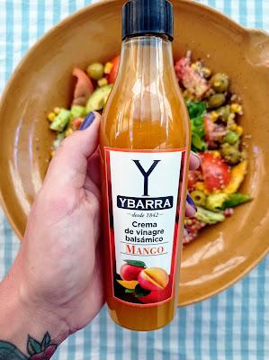 Ensalada mediterránea con crema de vinagre balsámico de mango Ensalada mediterránea con crema de vinagre balsámico de mango