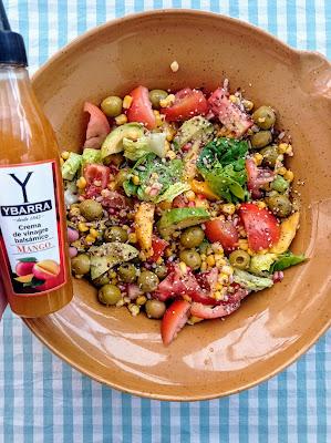 Ensalada mediterránea con crema de vinagre balsámico de mango Ensalada mediterránea con crema de vinagre balsámico de mango