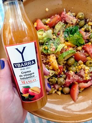 Ensalada mediterránea con crema de vinagre balsámico de mango Ensalada mediterránea con crema de vinagre balsámico de mango