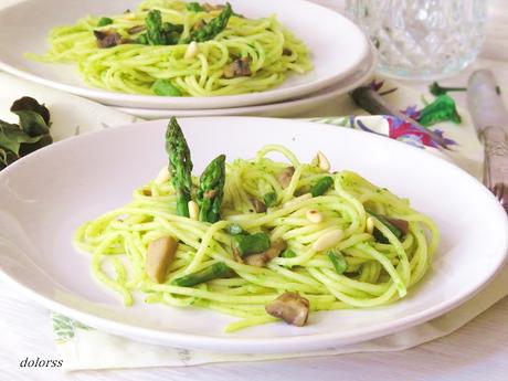Espaguetis con espárragos y champiñones