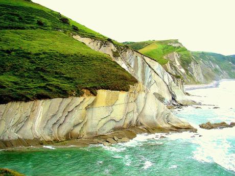 Acantilados de Mutriku, Deba y Zumaia, bellos paisajes en Guipúzcoa
