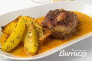 Codillo de cerdo en salsa, guisado en olla rápida, con patatas gajo asadas codillo de cerdo en salsa con patatas gajo