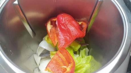 Judías Pinta con Chorizo con Thermomix ® Echamos los pimientos y la cebolla y picamos todo