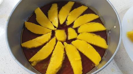 Bizcocho de Mango con Thermomix ® Después colocamos el mango en rodaja en el fondo del molde, previamente bañado en caramelo.