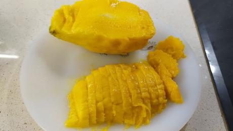 Bizcocho de Mango con Thermomix ® Es el turno de pelar y cortar en trocitos la fruta.
