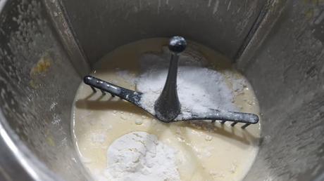 Bizcocho de Mango con Thermomix ® Ahora ponemos la levadura, la harina y mezclamos de nuevo 10 segundo a velocidad 3.