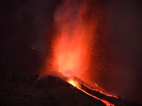 Vea la casa que «milagrosamente» escapó del camino de lava de un volcán, en la isla española, La Palma