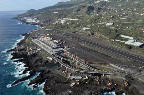 España: Aeropuerto de La Palma inoperativo por acumulación de cenizas del volcán