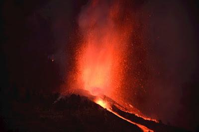 El volcán de La Palma siembra la destrucción en la “Isla Bonita”.