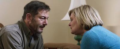 Jason Isaacs (Jay) y Martha Plimpton (Gail) Jason Isaacs (Jay) y Martha Plimpton (Gail)