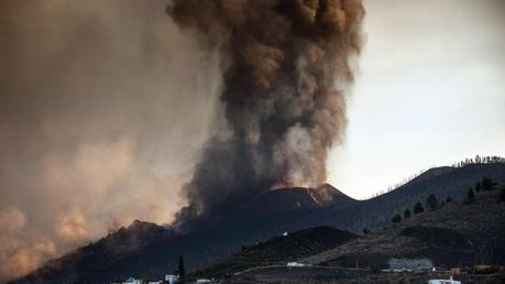 Lava del volcán de La Palma acelera su velocidad