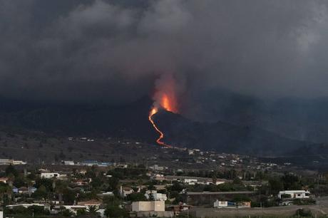 La lava en La Palma avanza hacia el mar La lava en La Palma avanza hacia el mar