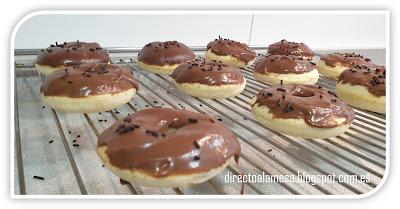 Donuts al horno con glaseado de chocolate