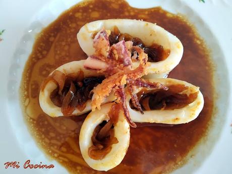 CALAMARES ENCEBOLLADOS CON VINO MOSCATEL DE MALAGA