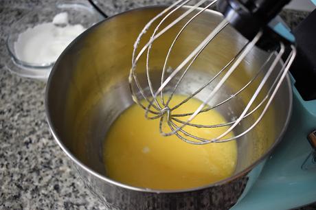 Bizcocho con crema catalana y manzana Bizcocho con crema catalana y manzana