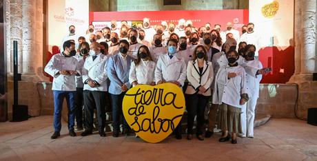 El Restaurante Mu-Na recibe junto a otros establecimientos distinguidos en la Guía Michelín, una chaquetilla a modo de distinción por su buen hacer 9