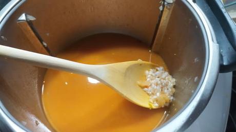 Echamos el agua y el arroz y cocinamos