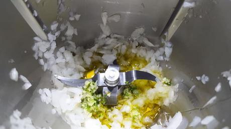 Ponemos la cebolla y el aceite y hacemos el sofrito